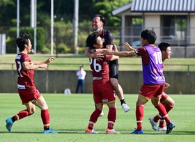 チェント・クオーレ・ハリマ-ＦＣＡＷＪ　前半、チェント・クオーレ・ハリマのＭＦ上村岬（２６）のゴールで２-０とし、佐野裕哉監督（中央上）がベンチを飛び出して祝福＝洲本市、アスパ五色（撮影・中西幸大）