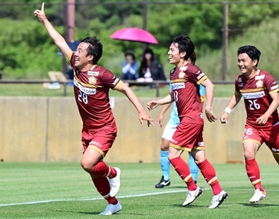 チェント・クオーレ・ハリマ-ＦＣＡＷＪ　前半、チェント・クオーレ・ハリマのＦＷ川口真史（２８）のヘディングシュートが決まり１-０と先制する＝洲本市、アスパ五色