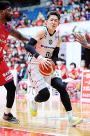 熊本-西宮　相手守備の間を攻め込む西宮の川村（Ｃ）B.LEAGUE