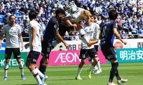 Ｇ大阪－神戸　前半、セットプレーで頭で合わせる神戸の大迫（中央）＝８日午後、パナソニックスタジアム吹田（撮影・鈴木雅之）