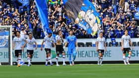 Ｇ大阪－神戸　後半、２点目を奪われて肩を落とす神戸の選手たち＝８日午後、パナソニックスタジアム吹田（撮影・鈴木雅之）