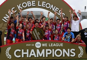 ＷＥリーグ初代女王に輝き、手を上げて喜ぶＩＮＡＣ神戸の選手たち＝８日午後、相模原ギオンスタジアム（撮影・中西幸大）