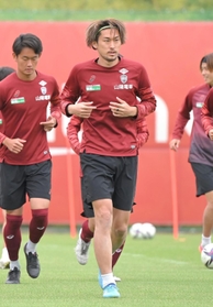 公開練習でランニングするヴィッセル神戸の菊池ら＝いぶきの森球技場（撮影・高部洋祐）