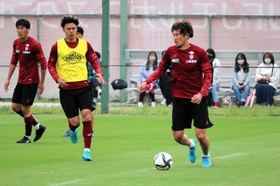 サポーターの前で汗を流す神戸のＤＦ菊池（右）ら