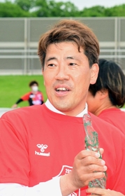 ＷＥリーグの優勝トロフィーを手に笑顔を見せるＩＮＡＣ神戸の安本卓史社長＝８日、相模原ギオンスタジアム