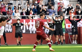 神戸-鳥栖　後半、チーム４点目のゴールを決め喜ぶ神戸の大迫勇也（中央）＝ノエビアスタジアム神戸（撮影・秋山亮太）