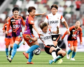 サッカー女子のＷＥリーグ、ＩＮＡＣ神戸－三菱重工浦和戦の前半、競り合うＩＮＡＣ神戸・田中美南（手前左）ら