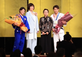 花束を受け取って記念写真に納まる阿部一二三選手（右端）と阿部詩選手（左端）＝１５日午後、神戸市中央区、神戸ポートピアホテル（撮影・鈴木雅之）