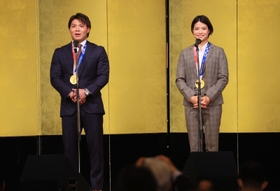 祝勝会で抱負を述べる阿部一二三選手（左）と阿部詩選手＝１５日午後、神戸市中央区、神戸ポートピアホテル（撮影・鈴木雅之）