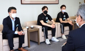 来シーズンに向けて展望を語る（左から）西宮の北村正揮社長、松崎賢人、道原紀晃＝神戸市中央区（撮影・鈴木雅之）