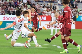 神戸-川崎　前半、神戸のイニエスタがシュートを放つも枠から外れる＝ノエビアスタジアム神戸（撮影・吉田敦史）