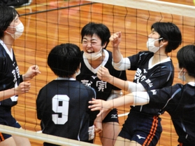 全日本高校選手権２連覇中の就実高で主将として奮闘する岩本沙希（中央）＝１日、大阪市の丸善インテックアリーナ大阪