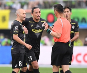 試合終了間際の同点ゴールがＶＡＲの介入で取り消され、主審に激しく詰め寄る神戸・イニエスタ（左）ら（撮影・棚橋慶太）