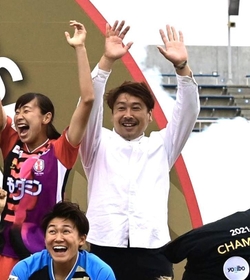 ＩＮＡＣ神戸をＷＥリーグ初代女王に導き、笑顔を見せる星川敬監督（中央）＝８日、相模原ギオンスタジアム
