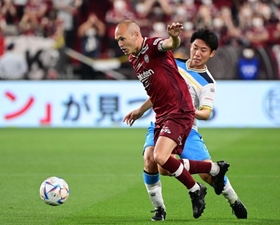 神戸-磐田　前半、ドリブルで仕掛ける神戸のイニエスタ＝神戸市兵庫区、ノエビアスタジアム神戸（撮影・中西幸大）