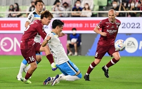 神戸－磐田　後半、神戸の汰木（１６）のシュートは相手に阻まれる（撮影・中西幸大）