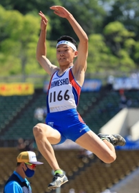 男子走り幅跳び決勝　６回目の跳躍で７メートル７０を記録した姫路商の吉田正道。朝原宣治さんが持つ兵庫高校記録を３２年ぶりに更新した（撮影・吉田敦史）
