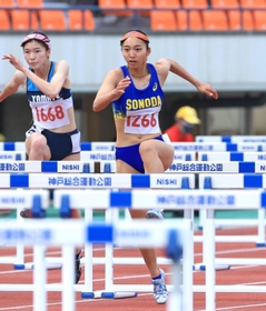 陸上女子１００メートル障害決勝　１３秒７７の大会新記録で優勝した園田の藤原かれん＝ユニバー記念競技場（撮影・吉田敦史）