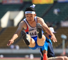 男子走り幅跳び決勝　６回目の跳躍で７メートル７０を記録する姫路商の吉田正道。朝原宣治さんが持つ県高校記録を３２年ぶりに更新した＝ユニバー記念競技場（撮影・吉田敦史）