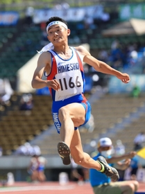 男子走り幅跳び決勝　６回目の跳躍で７メートル７０を記録する姫路商の吉田正道。朝原宣治さんが持つ県高校記録を３２年ぶりに更新した＝ユニバー記念競技場（撮影・吉田敦史）