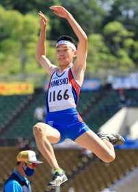 陸上男子走り幅跳び決勝　６回目の跳躍で７メートル７０を記録した姫路商の吉田正道＝ユニバー記念競技場（撮影・吉田敦史）