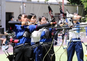 アーチェリー女子団体予選　１位で決勝進出を決めた神戸星城の永井（左端）。チームトップの２７４点をマークした＝しあわせの村