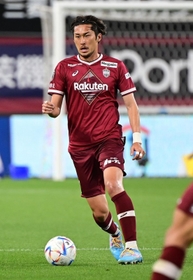 気迫あふれるプレーや高い打点のヘディングで攻守に貢献する神戸のＤＦ菊池＝25日、ノエビアスタジアム神戸 