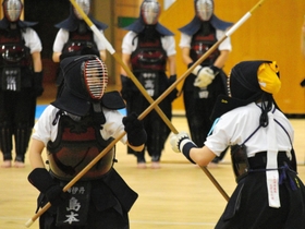 なぎなた団体決勝・市伊丹Ａ-市伊丹Ｂ　果敢に攻め込む市伊丹Ａの島本春音（左）＝兵庫県立武道館