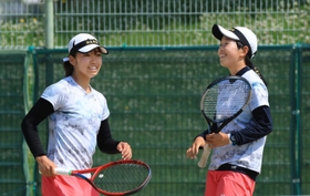 テニス女子団体決勝・相生学院-園田　息の合ったプレーで優勝に貢献した相生学院の小畑（右）と田島のペア＝神戸総合運動公園（撮影・吉田敦史）