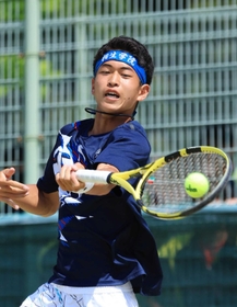 テニス男子団体決勝・相生学院－神戸野田　第１シングルスで勝利した相生学院の三城