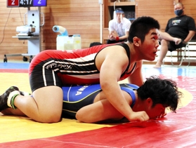 レスリング男子団体決勝・神戸高塚－猪名川　神戸高塚を２連覇に導いた１２５キロ級の春風（上）＝六甲アイランド高