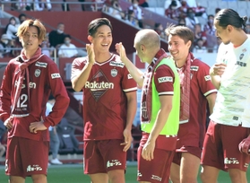 札幌に４ー１で大勝し、笑顔を見せる神戸イレブン。イニエスタは勝ち越し点を決めた武藤（左から２人目）をねぎらった＝ノエビアスタジアム神戸（撮影・小林良多）