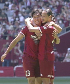 神戸－札幌　前半、プロ初ゴールを決めて喜ぶ神戸の山川（左）＝ノエビアスタジアム神戸（撮影・小林良多）