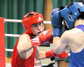 ボクシング男子ライトウエルター級決勝　２回、パンチを繰り出す飾磨工の中井敬翔＝西宮香風高