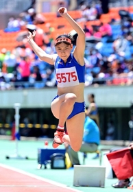 陸上女子三段跳び決勝　１２メートル５１の大会新記録で優勝した滝川第二の栗屋友佳＝ユニバー記念競技場（撮影・中西幸大）