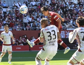 神戸ー札幌　後半１９分、クロスボールに頭で合わせ、勝ち越し点を奪う神戸の武藤（撮影・小林良多）