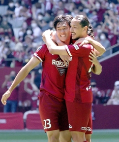 神戸－札幌　前半、プロ初ゴールを決めて喜ぶ神戸の山川（左）＝ノエビアスタジアム神戸（撮影・小林良多）