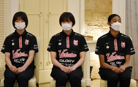 Ｖ１姫路の新体制発表会見に臨む宮部藍梨（右）ら新入団選手たち＝姫路市内