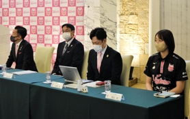 Ｖ１姫路の新体制発表会見に臨む荒谷栞新主将ら＝姫路市内