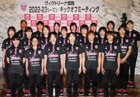 新体制発表会見に臨んだバレーボールＶ１女子姫路の選手たち。新加入の宮部藍梨（後列左端）らが意気込みを語った＝姫路市内
