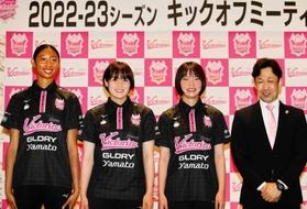 バレーボールＶ１女子の姫路の新体制発表会見。新加入する（左から）宮部藍梨、内定選手として活躍中の古市梨乃と吉崎ひな、安保澄新監督＝姫路市内（撮影・大山伸一郎）