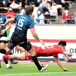 神戸-横浜　前半、先制トライを決める神戸のＳＯ李承信