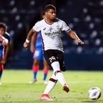 傑志戦の前半、先制のＰＫを決める神戸・リンコン＝ブリラム（共同）