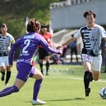 広島-ＩＮＡＣ神戸　前半、敵陣に攻め入るＭＦ水野蕗奈（２４）＝４日、広島広域公園第一球技場（撮影・長嶺麻子）