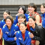 全日本男女選抜大会限りで引退した久光の元日本代表野本梨佳（中央）＝３日、大阪市の丸善インテックアリーナ大阪