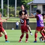 チェント・クオーレ・ハリマ-ＦＣＡＷＪ　前半、チェント・クオーレ・ハリマのＭＦ上村岬（２６）のゴールで２-０とし、佐野裕哉監督（中央上）がベンチを飛び出して祝福＝洲本市、アスパ五色（撮影・中西幸大）