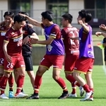 チェント・クオーレ・ハリマ-ＦＣＡＷＪ　前半、チェント・クオーレ・ハリマのＭＦ上村岬（２６）のゴールで２-０とし、チームメートから祝福を受ける＝洲本市、アスパ五色