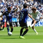 ガンバ大阪－ヴィッセル神戸　前半、シュートを放つヴィッセル神戸の汰木康也（右端）＝８日午後、パナソニックスタジアム吹田（撮影・鈴木雅之）