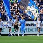 Ｇ大阪－神戸　後半、２点目を奪われて肩を落とす神戸の選手たち＝８日午後、パナソニックスタジアム吹田（撮影・鈴木雅之）