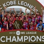 ＷＥリーグ初代女王に輝き、手を上げて喜ぶＩＮＡＣ神戸の選手たち＝８日午後、相模原ギオンスタジアム（撮影・中西幸大）